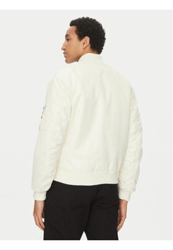Guess Jeans Kurtka bomber M5RL81 WHAA2 Écru Regular Fit. Kolor: kremowy. Materiał: syntetyk