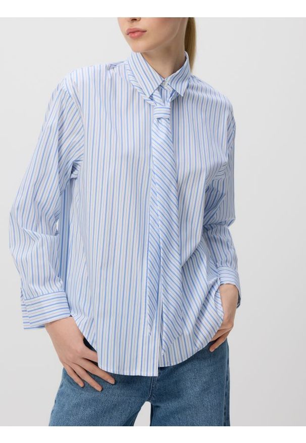 Reserved - Koszula z ozdobnym wiązaniem - jasnoniebieski. Kolor: niebieski. Materiał: bawełna, tkanina