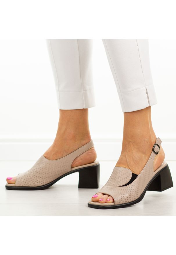 Beżowe skórzane sandały damskie Vinceza 66920. Okazja: na co dzień. Kolor: beżowy. Materiał: skóra. Sezon: wiosna, lato. Obcas: na obcasie. Styl: casual, elegancki. Wysokość obcasa: średni