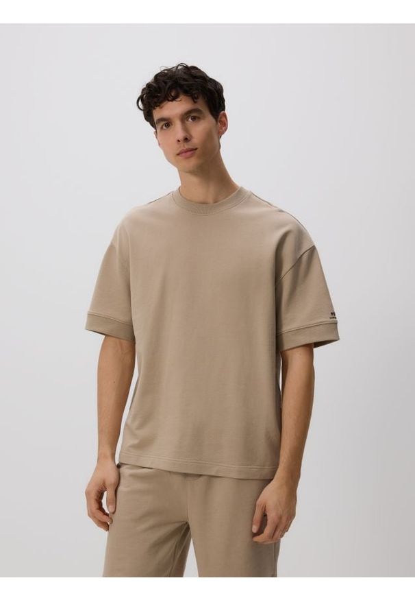 Reserved - T-shirt boxy z nadrukiem - beżowy. Kolor: beżowy. Materiał: bawełna, dzianina. Wzór: nadruk