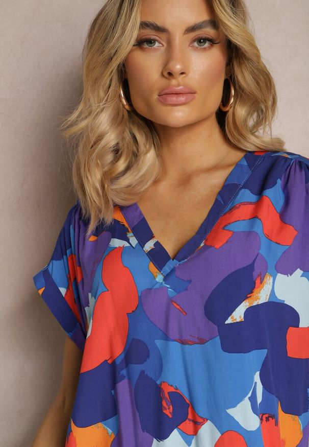 Renee - Niebiesko-Pomarańczowa Bluzka z Wiskozy z Trójkątnym Dekoltem i Abstrakcyjnym Wzorem Duvina. Kolekcja: plus size. Kolor: niebieski. Materiał: wiskoza. Wzór: aplikacja. Sezon: lato, wiosna