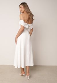 Born2be - Biała Koktajlowa Sukienka VICES Hiszpanka o Rozkloszowanym Kroju Diolora. Typ kołnierza: dekolt hiszpanka. Kolor: biały. Materiał: poliester. Typ sukienki: rozkloszowane. Styl: wizytowy #7