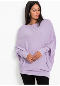 Sweter oversize z asymetrycznym dołem bonprix w kolorze bzu. Kolor: fioletowy. Wzór: prążki #2