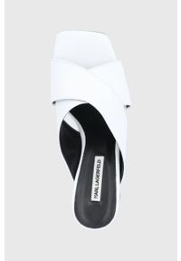 Karl Lagerfeld klapki skórzane K-BLOK KL30605.011 damskie kolor biały na słupku. Kolor: biały. Materiał: skóra. Wzór: gładki. Obcas: na słupku. Wysokość obcasa: średni #4