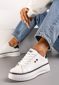 Born2be - Biało-Czarne Sneakersy na Platformie z Klasycznym Sznurowaniem i Kontrastową Lamówką Airuqa. Nosek buta: okrągły. Zapięcie: sznurówki. Kolor: biały. Obcas: na platformie. Wysokość obcasa: niski #3