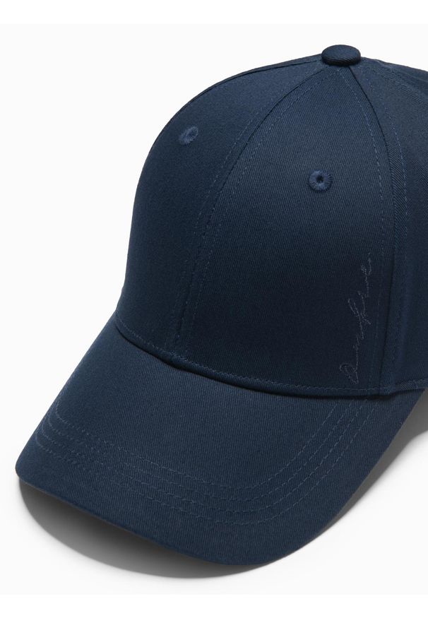Ombre Clothing - Czapka męska z daszkiem bejsbolówka z ozdobnym haftem – granatowa V4 OM-ACCS-0102 - uniwersalny. Kolor: niebieski. Materiał: bawełna. Wzór: haft. Styl: klasyczny, casual