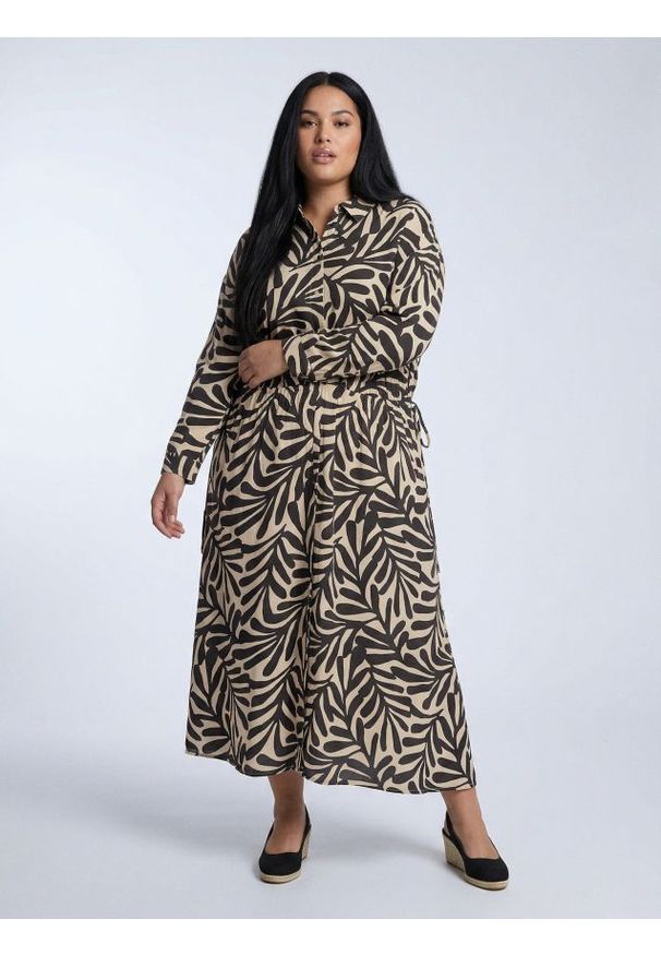 Sinsay - Wiskozowa sukienka w lisciasty wzór z wiązaniem w talii Plus Size - wielobarwny. Kolekcja: plus size. Materiał: wiskoza. Typ sukienki: dla puszystych