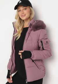Born2be - Ciemnofioletowa Pikowana Kurtka z Odpinanym Kapturem z Futrem i Długimi Ściągaczami przy Rękawach Zintria. Okazja: na spacer. Kolor: fioletowy. Materiał: futro. Długość rękawa: długi rękaw. Długość: długie. Styl: elegancki #4