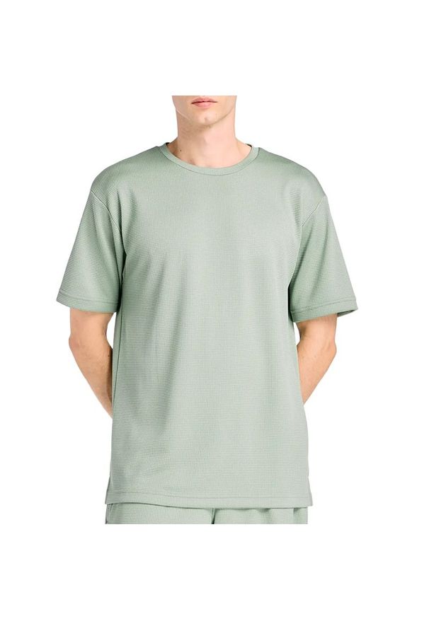 Koszulka męska New Balance MT6100FRAAR - zielona. Kolor: zielony. Materiał: materiał, poliester. Długość rękawa: krótki rękaw. Długość: krótkie