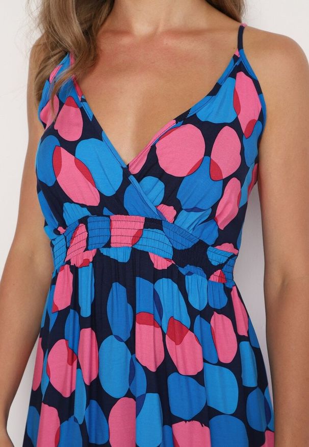 Born2be - Granatowo-Niebieska Bawełniana Sukienka na Regulowanych Ramiączkach z Elastyczną Gumką w Talii Baloa. Typ kołnierza: dekolt kopertowy. Kolor: niebieski. Materiał: bawełna. Długość rękawa: na ramiączkach. Sezon: lato. Typ sukienki: kopertowe, rozkloszowane