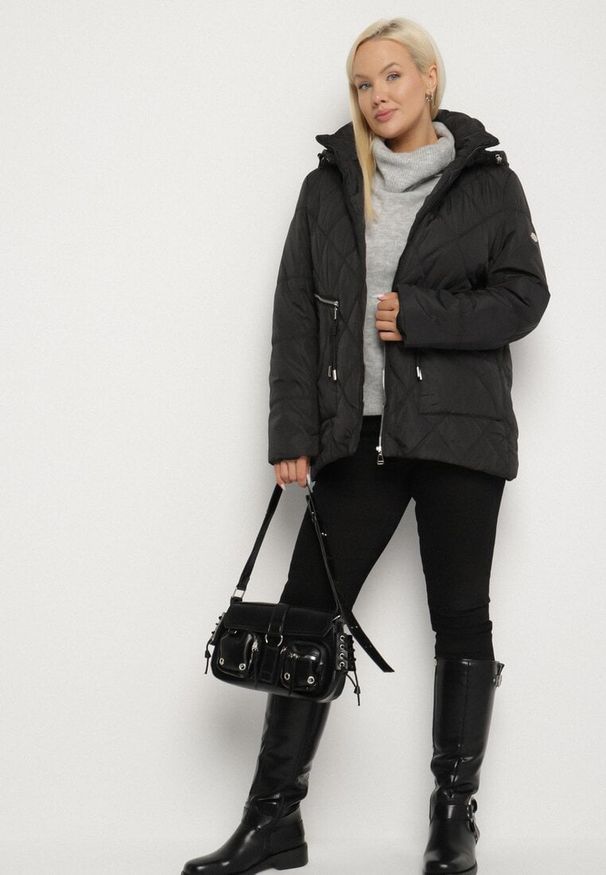 Born2be - Czarna Pikowana Kurtka z Kapturem i Ozdobnymi Suwakami Carnaye. Okazja: na spacer, na co dzień. Typ kołnierza: kaptur. Kolekcja: plus size. Kolor: czarny. Materiał: jeans. Styl: elegancki, casual, sportowy