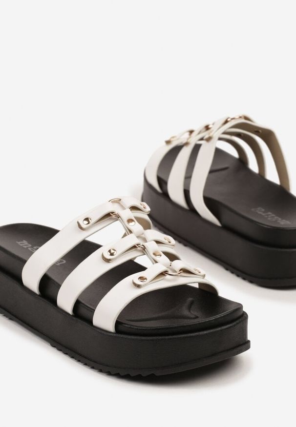 Born2be - Białe Klapki na Grubej Podeszwie z Metalicznymi Zdobieniami Damilene. Okazja: na co dzień. Kolor: biały. Materiał: jeans. Wzór: aplikacja. Styl: casual