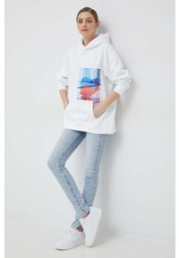 Calvin Klein Jeans bluza damska kolor biały z kapturem z nadrukiem. Typ kołnierza: kaptur. Kolor: biały. Materiał: bawełna. Wzór: nadruk #5