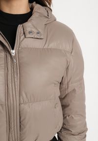 Born2be - Beżowa Kurtka Pikowana o Krótkim Fasonie z Kapturem Tinthella. Okazja: na spacer, na co dzień. Typ kołnierza: kaptur. Kolor: beżowy. Materiał: jeans. Długość: krótkie. Wzór: aplikacja. Styl: casual, elegancki #5