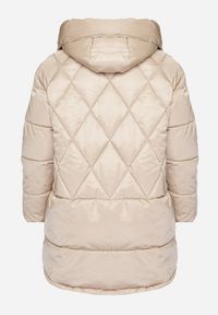 Born2be - Jasnobeżowa Pikowana Kurtka z Rozcięciami na Napy i z Kapturem ze Ściągaczami Letamira. Okazja: na co dzień. Typ kołnierza: kaptur. Kolekcja: plus size. Kolor: beżowy. Materiał: jeans. Długość rękawa: długi rękaw. Długość: długie. Styl: elegancki, casual #3