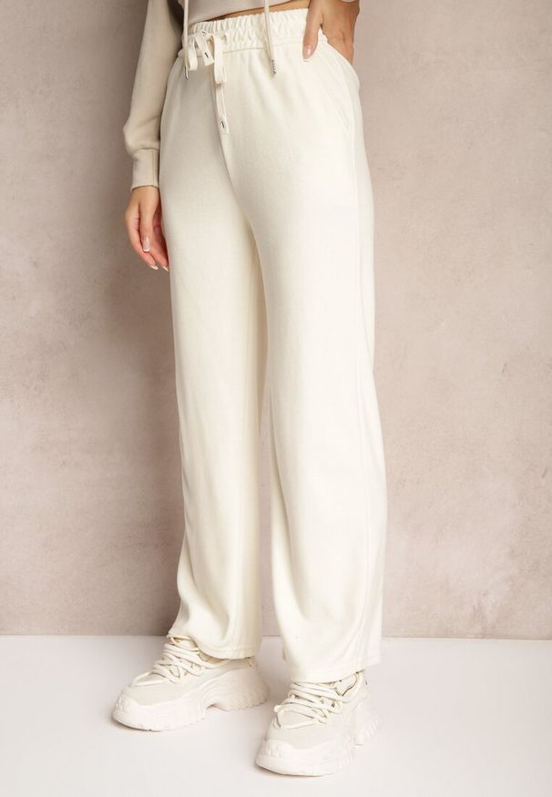 Renee - Jasnobeżowe Spodnie z Dodatkiem Wiskozy High Waist o Szerokim Kroju ze Sznurkami Isnia. Okazja: na co dzień. Stan: podwyższony. Kolor: beżowy. Materiał: wiskoza. Styl: klasyczny, elegancki, casual