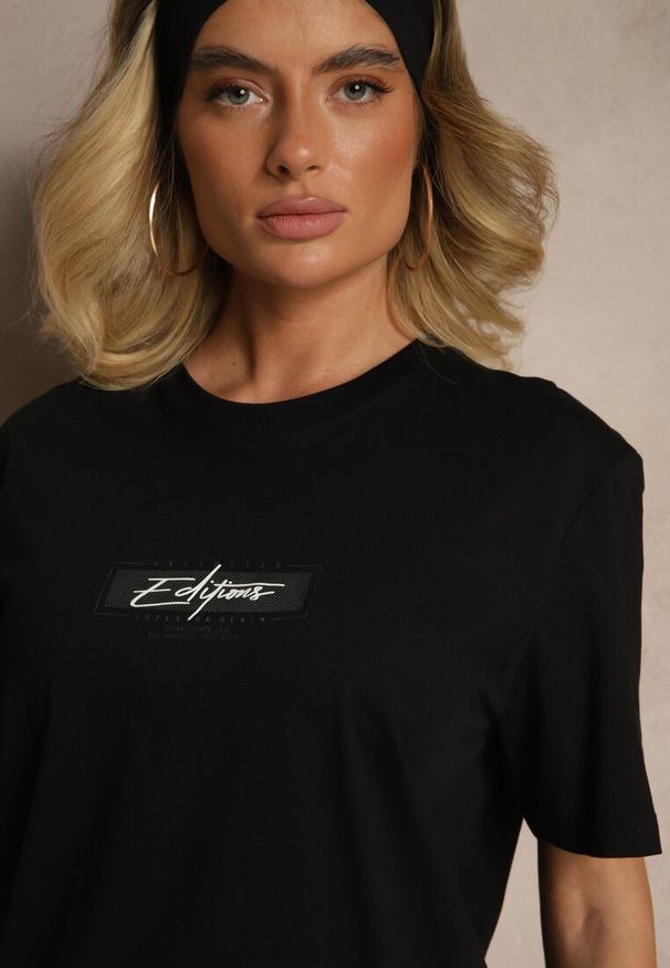 Renee - Czarna Bawełniana Koszulka T-shirt z Małym Napisem Lanivelle. Okazja: na co dzień. Kolor: czarny. Materiał: bawełna. Wzór: napisy. Styl: klasyczny, elegancki, casual