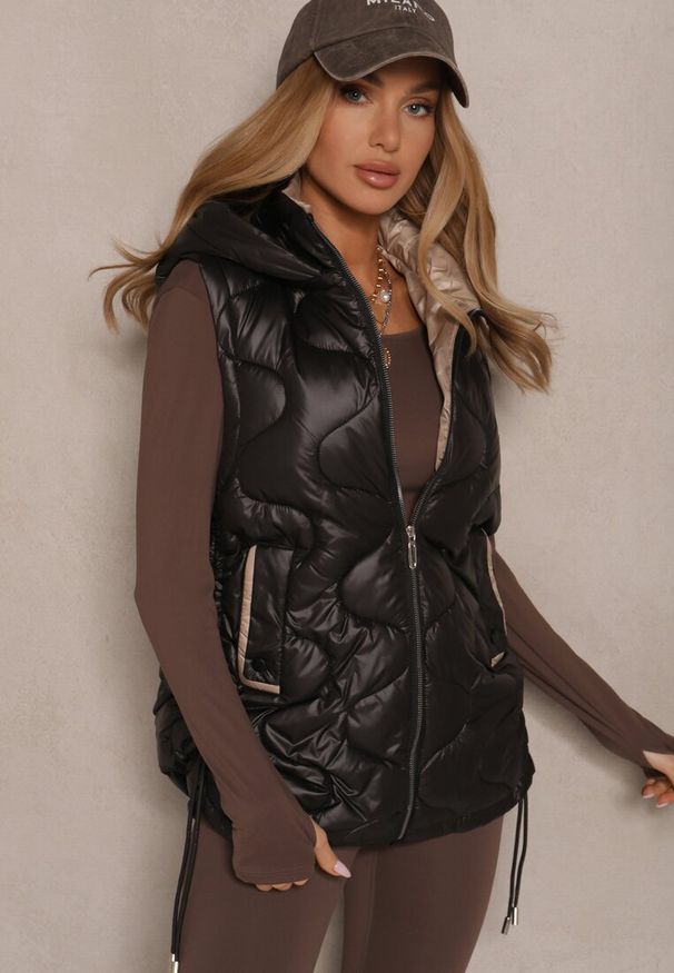 Renee - Czarna Kamizelka z Odpinanym Kapturem Ozdobnie Pikowana Silzeki. Okazja: na co dzień. Kolor: czarny. Materiał: jeans, materiał. Sezon: jesień, wiosna. Styl: sportowy, klasyczny, elegancki, casual