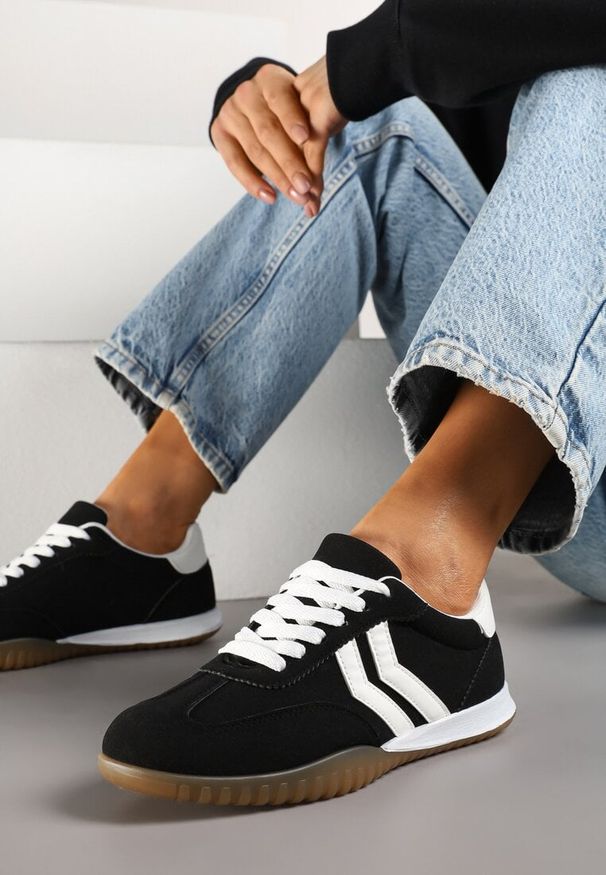 Born2be - Czarne Sneakersy w Typie Tenisówek z Ozdobnymi Paskami Zommea. Zapięcie: pasek. Kolor: czarny