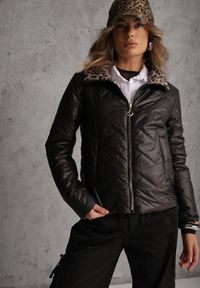 Renee - Czarna Pikowana Kurtka Dwustronna z Motywem Panterki i Naszywką Damike. Kolor: czarny. Wzór: motyw zwierzęcy, aplikacja. Sezon: wiosna #3