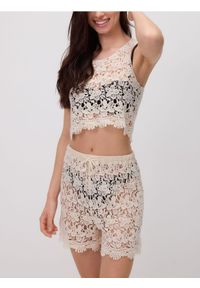 Reserved - Ażurowe szorty plażowe - złamana biel. Okazja: na plażę. Materiał: dzianina, bawełna. Wzór: ażurowy #1