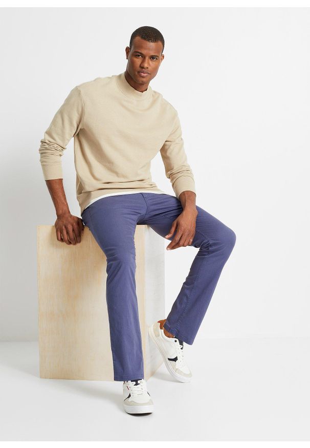 bonprix - Spodnie chinosy regular fit z wygodną talią i paskiem, straight. Kolor: niebieski