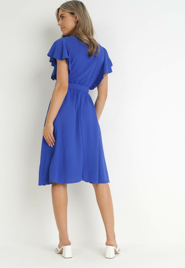 Born2be - Granatowa Sukienka z Kopertowym Dekoltem i Paskiem Sizue. Kolor: niebieski. Typ sukienki: kopertowe