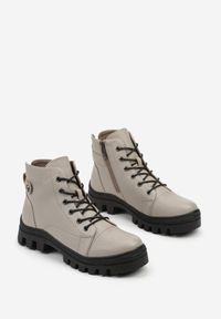 Renee - Ciemnobeżowe Botki Workery Potocki z Metalicznym Nitem Pioaza. Okazja: na co dzień. Kolor: beżowy. Materiał: skóra. Styl: street, casual #7