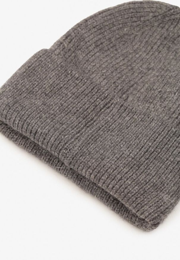 Renee - Szara Czapka Beanie z Dodatkiem Angory i Metaliczną Aplikacją Delathor. Kolor: szary. Materiał: materiał. Wzór: aplikacja. Styl: casual