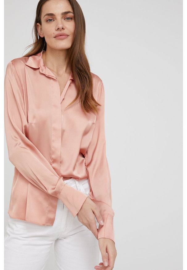 Answear Lab koszula damska kolor różowy regular z kołnierzykiem klasycznym. Okazja: na co dzień. Typ kołnierza: kołnierzyk klasyczny. Kolor: różowy. Materiał: tkanina. Długość rękawa: długi rękaw. Długość: długie. Styl: wakacyjny, klasyczny