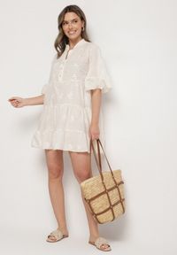Born2be - Jasnobeżowa Bawełniana Sukienka z Haftowanej Tkaniny o Koszulowym Kroju z Falbanami Filidwena. Okazja: na co dzień. Typ kołnierza: kołnierzyk klasyczny. Kolor: beżowy. Materiał: tkanina, bawełna. Wzór: haft. Typ sukienki: koszulowe. Styl: klasyczny, casual, elegancki, boho #7