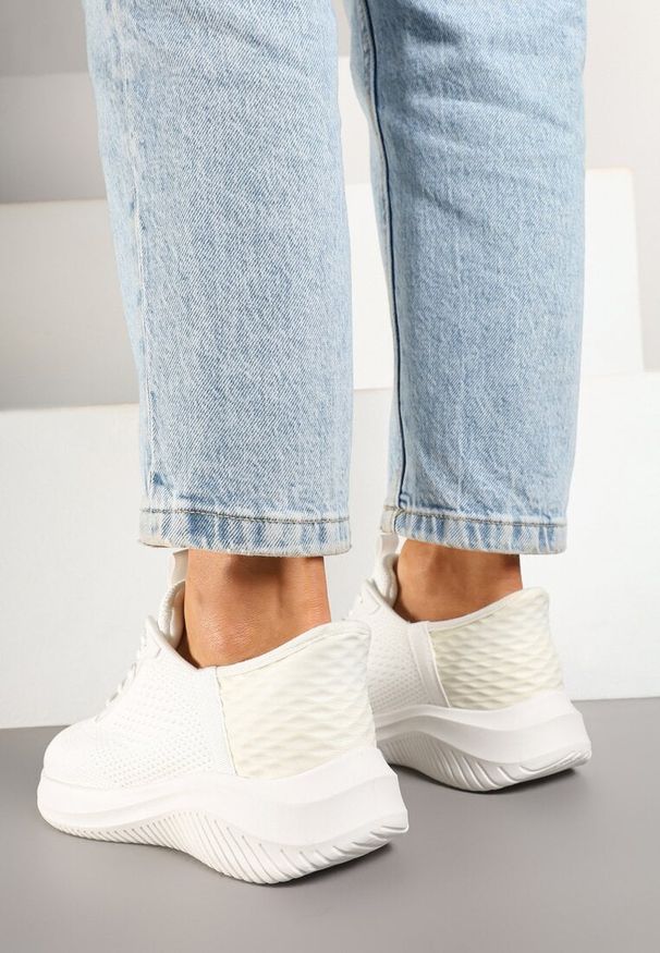 Born2be - Białe Buty Sportowe Sneakersy Siateczkowe na Piankowej Podeszwie Liltebis. Okazja: na co dzień. Kolor: biały. Materiał: materiał, jeans. Sezon: lato, wiosna