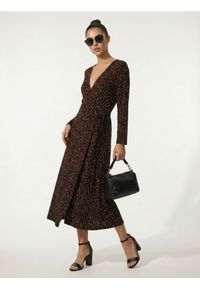 Sinsay - Wiskozowa kopertowa sukienka midi w panterkę - brązowy. Kolor: brązowy. Materiał: wiskoza. Wzór: motyw zwierzęcy. Typ sukienki: kopertowe. Długość: midi #1