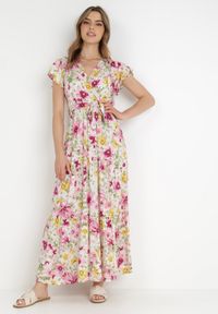 Born2be - Biało-Różowa Sukienka Chionassa. Typ kołnierza: kołnierz z falbankami. Kolor: biały. Materiał: materiał. Długość rękawa: krótki rękaw. Wzór: kolorowy, kwiaty. Sezon: lato. Typ sukienki: kopertowe. Długość: maxi #6