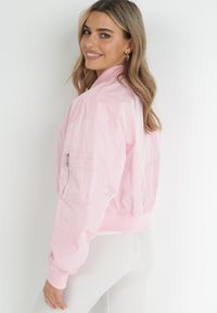 Born2be - Różowa Kurtka Bomberka z Szerokimi Rękawami Zdobionymi Kieszonkami Bryar. Kolor: różowy. Długość: krótkie. Wzór: aplikacja #4
