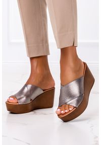 Oh My Sandals - Klapki na koturnie oh my sandals 3490/8. Kolor: srebrny. Obcas: na koturnie #2