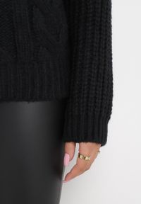 Born2be - Czarny Jednolity Sweter ze Ściągaczami i Klasycznym Splotem Loma. Kolor: czarny. Długość rękawa: długi rękaw. Długość: długie. Wzór: jednolity, ze splotem. Styl: klasyczny
