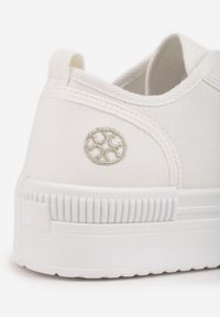 Born2be - Białe Trampki na Grubej Podeszwie Ozdobione Metaliczną Aplikacją Efadelis. Okazja: na co dzień. Kolor: biały. Materiał: jeans. Wzór: aplikacja. Styl: casual #7