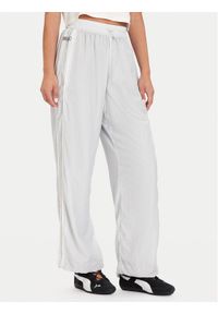 Puma Spodnie dresowe PUMA X ROSÉ T7 633796 32 Srebrny Relaxed Fit. Kolor: srebrny. Materiał: syntetyk