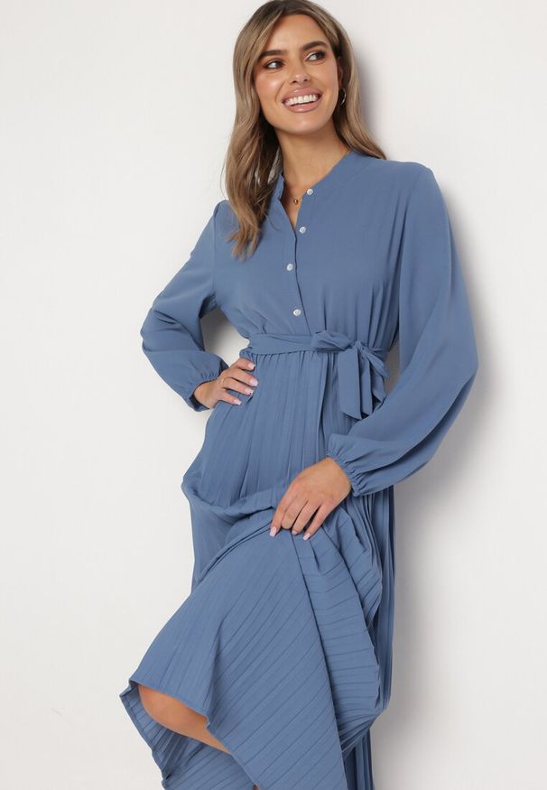 Born2be - Niebieska Rozkloszowana Sukienka Maxi z Plisowanym Dołem i Wiązanym Paskiem Nollira. Kolor: niebieski. Materiał: materiał. Długość rękawa: długi rękaw. Typ sukienki: plisowane. Styl: elegancki. Długość: maxi