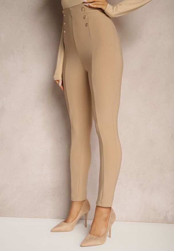 Renee - Beżowe Legginsy Bawełniane High Waist Ozdobione Guzikami Liorvia. Stan: podwyższony. Kolor: beżowy. Materiał: bawełna. Wzór: aplikacja
