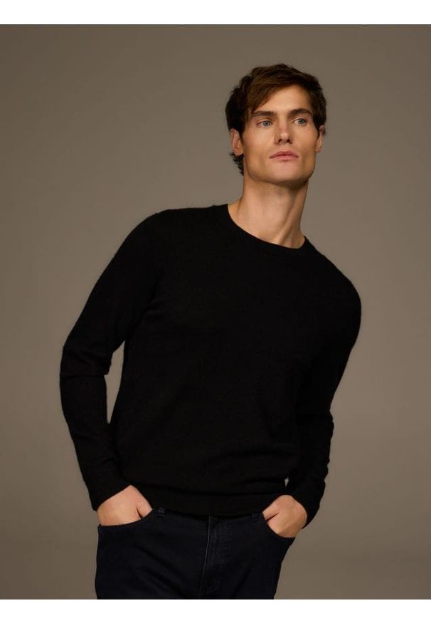 Reserved - Wełniany sweter z dodatkiem kaszmiru - czarny. Kolor: czarny. Materiał: wełna, kaszmir