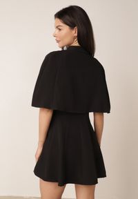 Born2be - Czarna Elegancka Sukienka Rozkloszowana z Narzutką Imitującą Pelerynkę Faneno. Okazja: na randkę. Kolor: czarny. Typ sukienki: proste, rozkloszowane. Styl: elegancki #3