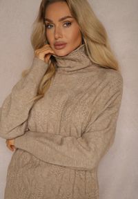 Renee - Ciemnobeżowy Casualowy Golf z Tłoczonym Wzorem Daivyn. Okazja: na co dzień. Typ kołnierza: golf. Kolor: beżowy. Materiał: jeans. Wzór: aplikacja. Styl: casual #4