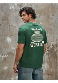 Sinsay - Bawełniana koszulka z nadrukiem na plecach - zielony. Kolor: zielony. Materiał: bawełna. Wzór: nadruk #1