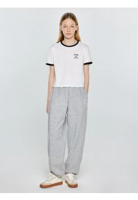 Big-Star - Koszulka dziewczęca z kontrastowym wykoŅczeniem biała Lillia 100. Okazja: na co dzień, na uczelnię. Kolor: biały. Materiał: dzianina. Wzór: nadruk. Styl: retro, młodzieżowy, casual, klasyczny, sportowy #2