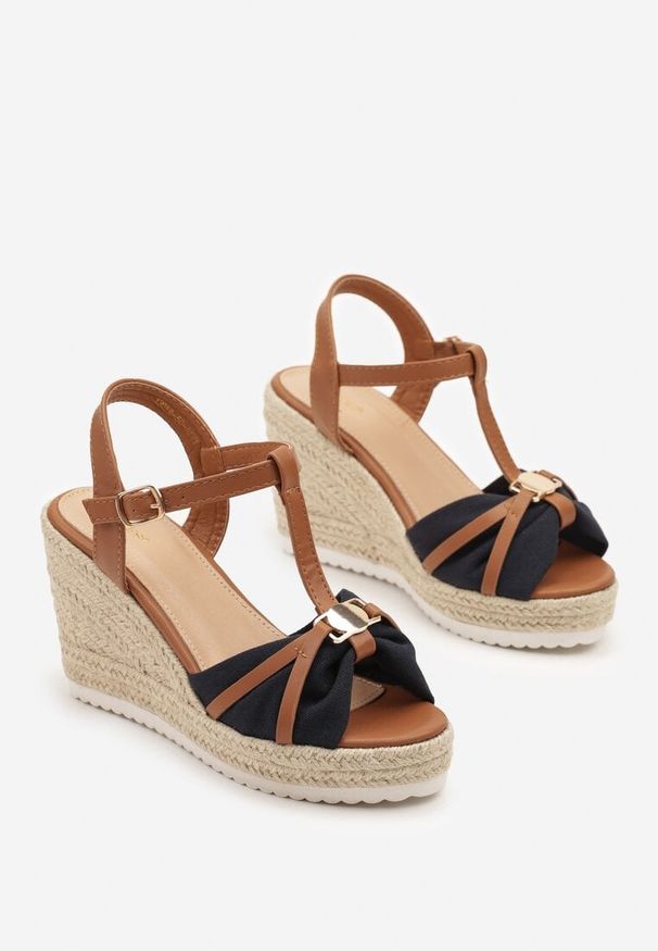 Renee - Granatowe Sandały Vices na Plecionym Koturnie z Metaliczną Aplikacją Brilana. Okazja: na spacer. Zapięcie: pasek. Kolor: niebieski. Wzór: aplikacja. Sezon: lato. Obcas: na koturnie. Styl: wakacyjny, elegancki