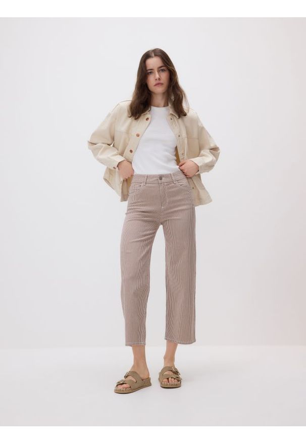 Reserved - Jeansy culotte w paski - beżowy. Kolor: beżowy. Wzór: paski