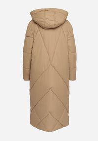 Born2be - Ciemnobeżowa Pikowana Kurtka o Długim Pudełkowym Kroju z Kapturem i Kieszeniami Attesina. Okazja: na co dzień. Typ kołnierza: kaptur. Kolor: beżowy. Materiał: wełna, jeans. Długość: długie. Sezon: zima. Styl: casual, elegancki, klasyczny #5