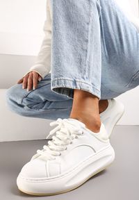 Renee - Białe Sneakersy na Platformie Ozdobione Wypukłą Wstawką Vinelli. Nosek buta: okrągły. Zapięcie: sznurówki. Kolor: biały. Materiał: materiał. Wzór: aplikacja. Obcas: na platformie. Wysokość obcasa: niski #1